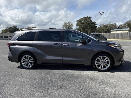 2023 Toyota Sienna Platinum 7 Passenger