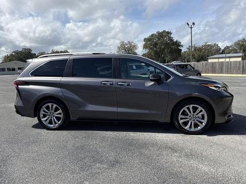 2023 Toyota Sienna Platinum 7 Passenger