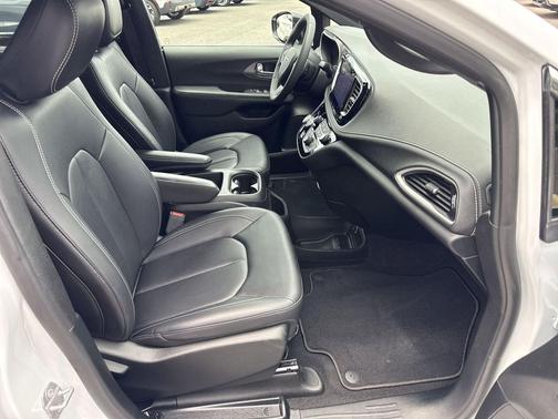Bright White Clearcoat 2025 Chrysler Pacifica L