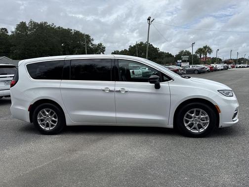 Bright White Clearcoat 2025 Chrysler Pacifica L