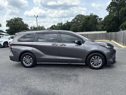 2021 Toyota Sienna XLE 8 Passenger
