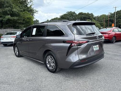 2021 Toyota Sienna XLE 8 Passenger