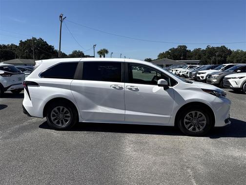 2025 Toyota Sienna LE
