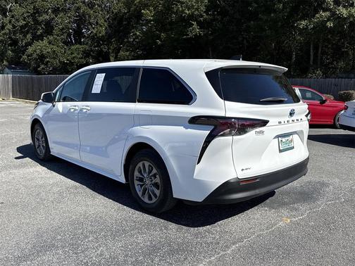 2025 Toyota Sienna LE