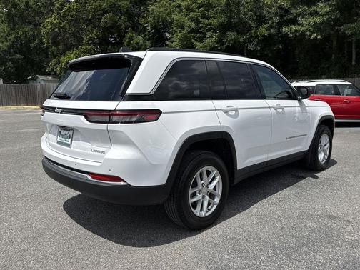 Bright White Clearcoat 2024 Jeep Grand Cherokee Laredo