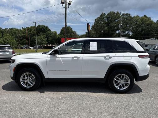 Bright White Clearcoat 2024 Jeep Grand Cherokee Laredo