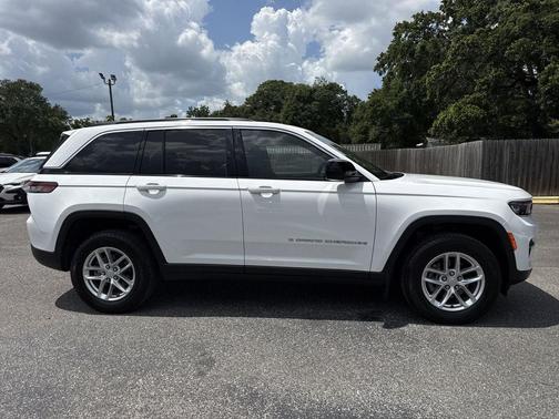 Bright White Clearcoat 2024 Jeep Grand Cherokee Laredo