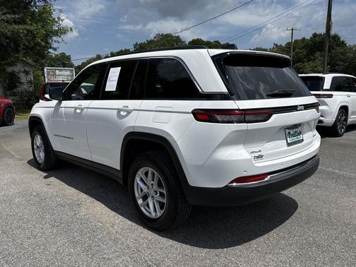 Bright White Clearcoat 2024 Jeep Grand Cherokee Laredo