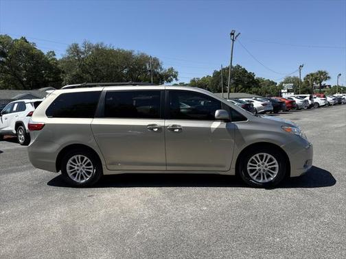 2017 Toyota Sienna XLE