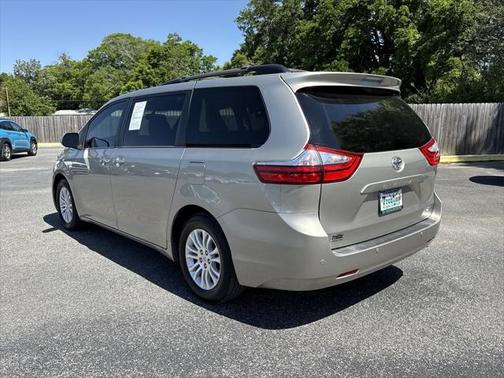 2017 Toyota Sienna XLE