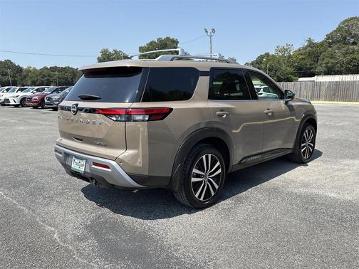 2023 Nissan Pathfinder Platinum FWD