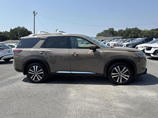 2023 Nissan Pathfinder Platinum FWD