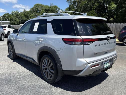 Brilliant Silver Metallic 2023 Nissan Pathfinder SL FWD