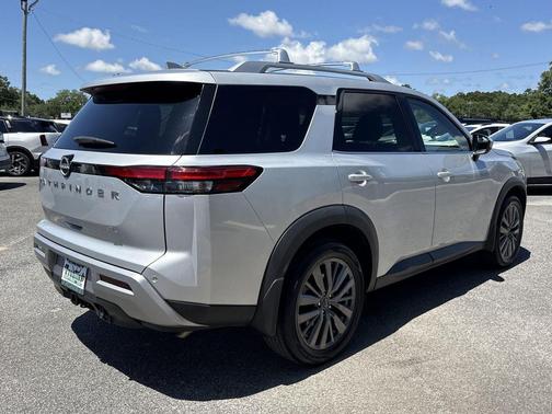 Brilliant Silver Metallic 2023 Nissan Pathfinder SL FWD