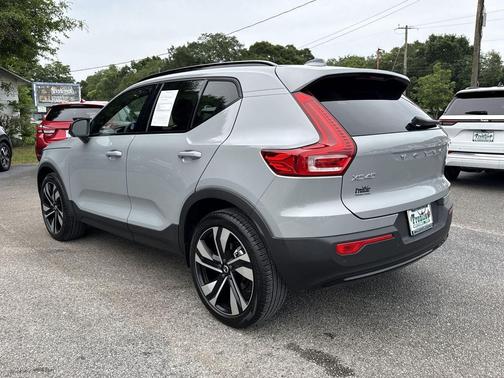 Vapor Grey Metallic 2024 Volvo XC40 B5 Plus Dark Theme