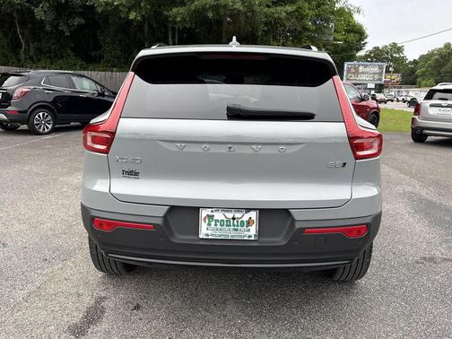 Vapor Grey Metallic 2024 Volvo XC40 B5 Plus Dark Theme