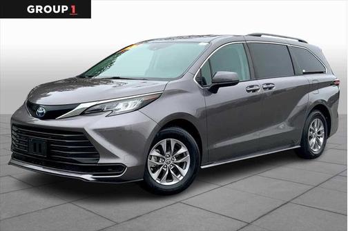 2022 Toyota Sienna LE
