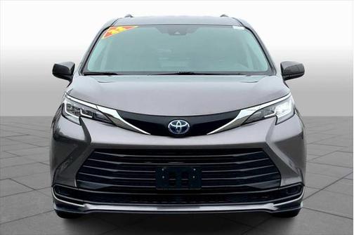 2022 Toyota Sienna LE