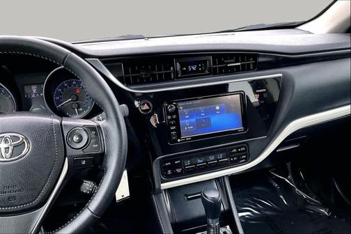 Blizzard Pearl 2017 Toyota Corolla iM Base