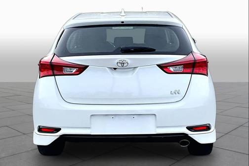 Blizzard Pearl 2017 Toyota Corolla iM Base