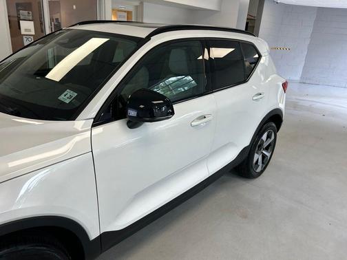 Crystal White 2023 Volvo XC40 B5 Ultimate Dark Theme