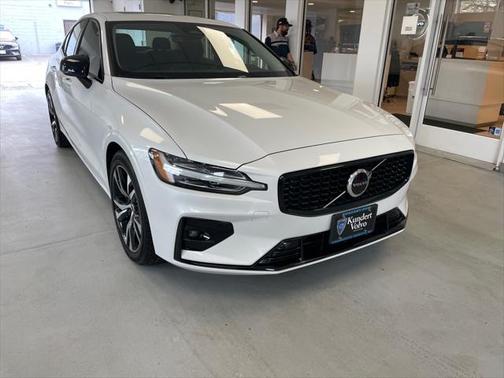 2024 Volvo S60 B5 Core Dark Theme