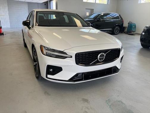 2024 Volvo S60 B5 Plus Dark Theme