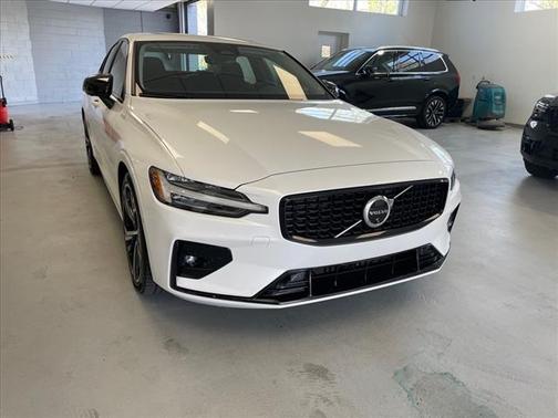 2024 Volvo S60 B5 Plus Dark Theme