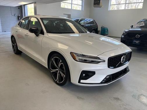 2024 Volvo S60 B5 Plus Dark Theme