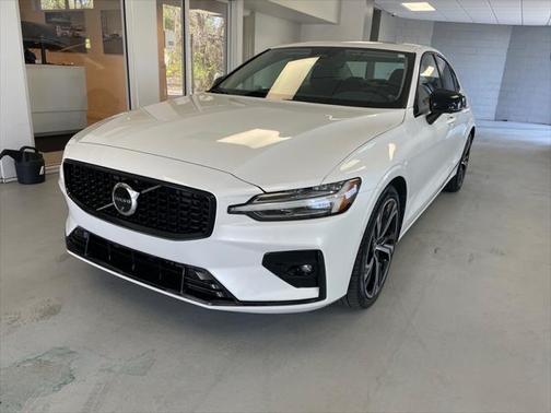 2024 Volvo S60 B5 Plus Dark Theme
