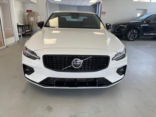 2024 Volvo S60 B5 Plus Dark Theme