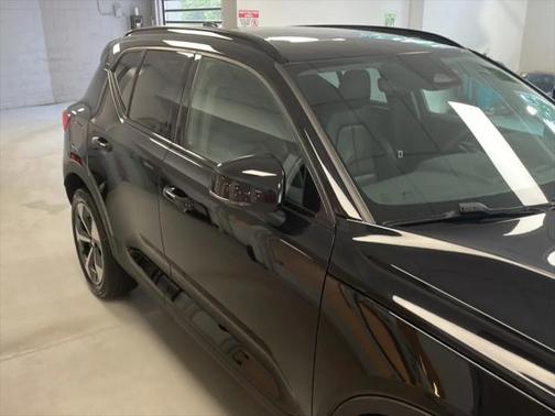 2023 Volvo XC40 B5 Plus Dark Theme