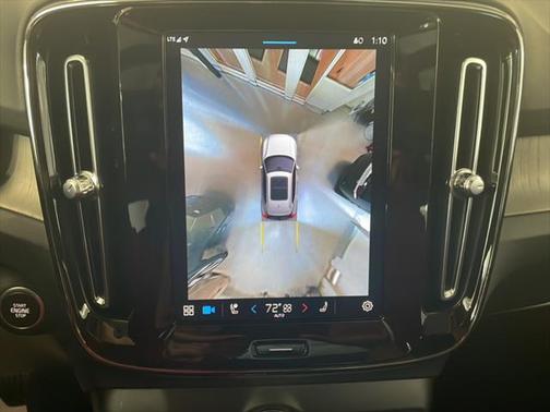 2023 Volvo XC40 B5 Plus Dark Theme
