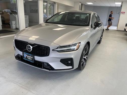 2024 Volvo S60 B5 Core Dark Theme