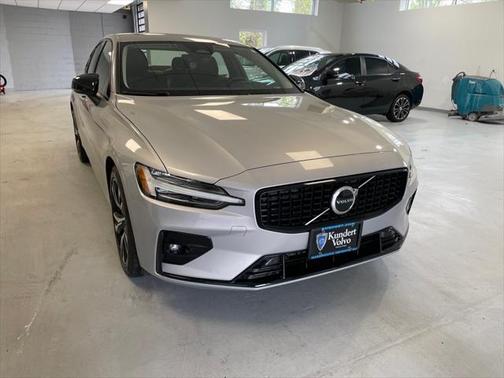 2024 Volvo S60 B5 Core Dark Theme
