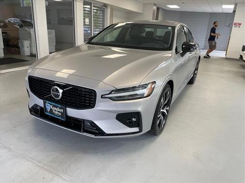 2024 Volvo S60 B5 Core Dark Theme