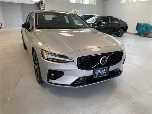 2024 Volvo S60 B5 Core Dark Theme