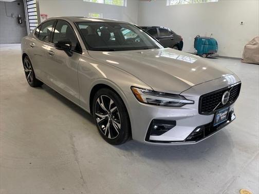2024 Volvo S60 B5 Core Dark Theme