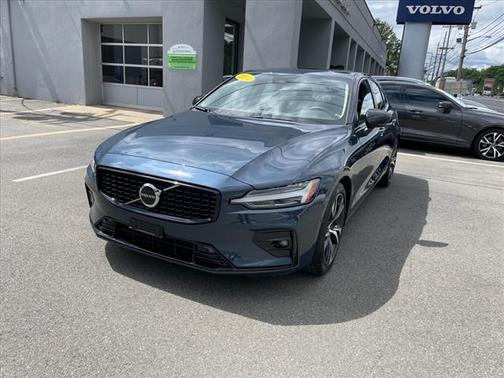 2024 Volvo S60 B5 Core Dark Theme