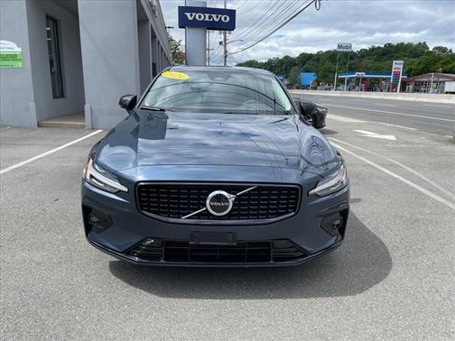 2024 Volvo S60 B5 Core Dark Theme