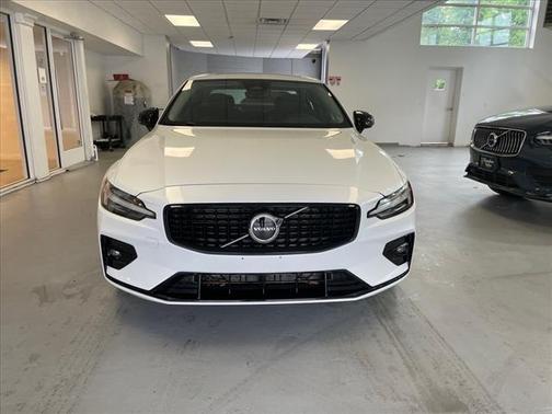 2024 Volvo S60 B5 Core Dark Theme