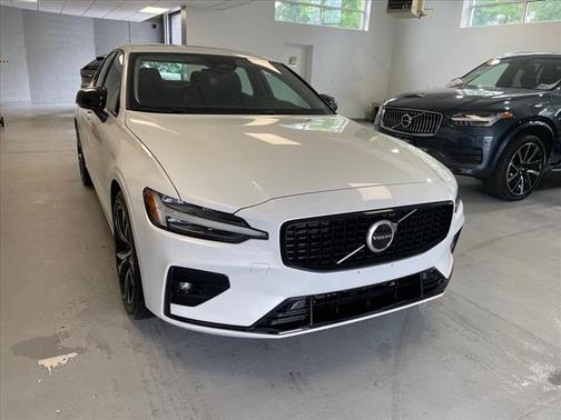 2024 Volvo S60 B5 Core Dark Theme