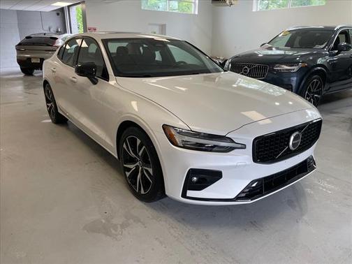 2024 Volvo S60 B5 Core Dark Theme