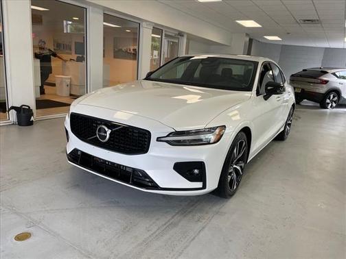2024 Volvo S60 B5 Core Dark Theme