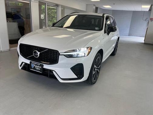 2023 Volvo XC60 Recharge Plug-In Hybrid T8 Plus Dark Theme