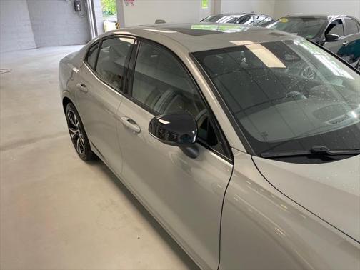 2024 Volvo S60 B5 Core Dark Theme