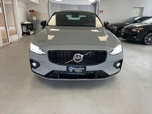 2024 Volvo S60 B5 Core Dark Theme