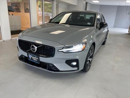 2024 Volvo S60 B5 Core Dark Theme