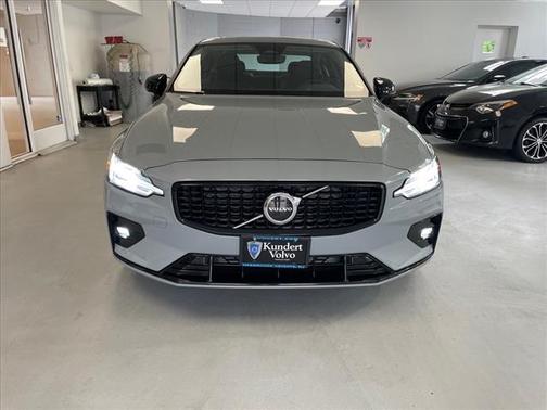 2024 Volvo S60 B5 Core Dark Theme