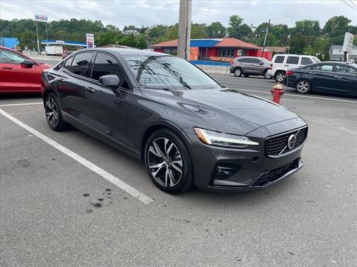 2024 Volvo S60 B5 Plus Dark Theme